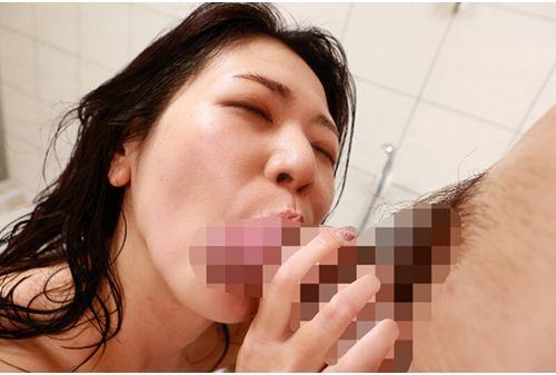 FWTR-019 A Plump, Big-breasted, Sweaty Body Scrub Lady Is Sure To Have Sex If She Shows Off Her Rock-hard Cock! Screenshot 7
