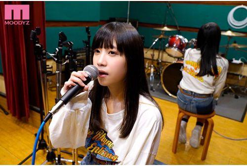 MIFD-141 Height 145cm Sensitive Singer Withdrawal And Shyness, But Dream Is A Singer! A Little Talked About Female Singer On SNS Volunteer To Appear Iki Rolled AV Debut Nae Sakuragi Screenshot