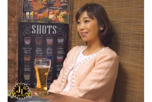 MEKO-134 "What Are You Going To Get Drunk With Your Aunt?"Aim At A Mature Woman Who Is Crawling Alone In A Multi-course Pub Filled With Young Men And Women, And Wiggles And Takes It Home!The Dry Body Of The Amateur Wife Where Loneliness And Frustration Were Collected Gets Wet Well! !VOL.40 Screenshot