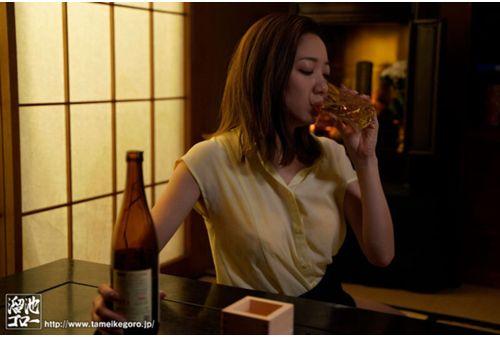 MEYD-821 Hate My Father-in-law To Death, But Alcohol Blows My Mind Away. [Drunken Kimesek] Azuma Rin Screenshot