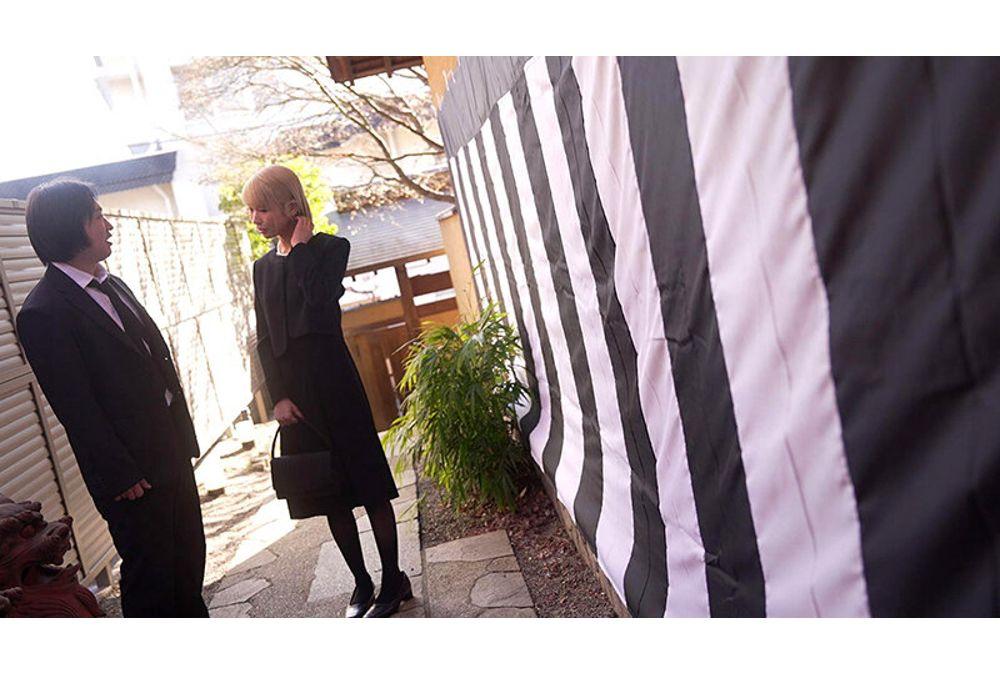 REAL-924 This Inappropriate Blonde Gal In Mourning Clothes Shows Up To Her Ex-boyfriend's Memorial Service With Flashy Hair, Gets Drunk And Gang-raped - Nana Kisaki Screenshot 13