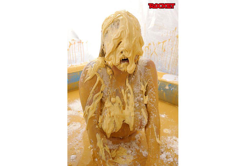 RCTD-716 ROCKET's 18th Anniversary Production: Jump Into The Muddy Pool! Wet & Messy (WAM) Human Crane Game ~Use Your Body Paint To Become A Giant Crane Game Arm And Grab A Prize!~ Screenshot 11