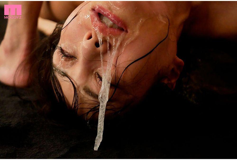 MDHR-001 [Esophagus Limit Breaked] [Human Transcending Semen Toilet] A High-class Hostess Forced To Work With Her Throat Bulging... Hanae Tsubaki Screenshot 6