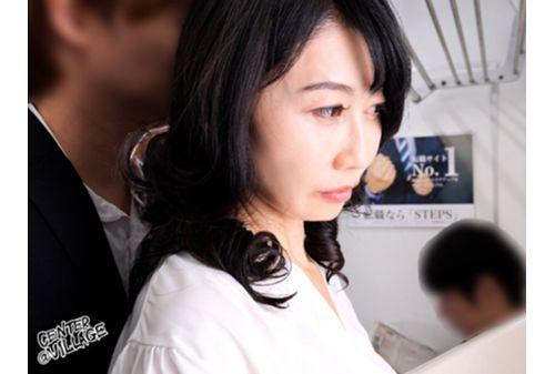 IRO-60 Aki Suou, A 50-year-old Mother Who Was Touched On The Train Screenshot 4