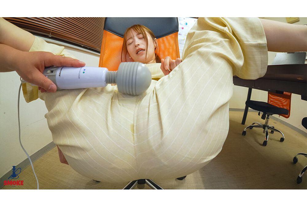 SMOK-024 [Urine Drinking Sexual Harassment] Yui Tenma, A New Big-assed Office Lady, Is Forced To Show Off Her Fresh Urine, Which She Has Been Holding In For A While, To Her Perverted Boss While They Are Alone In The Office. She Is Then Humiliated And Made To Drink It, Leading To A Piss-covered Sex Session That Drives Her Crazy. Screenshot 9