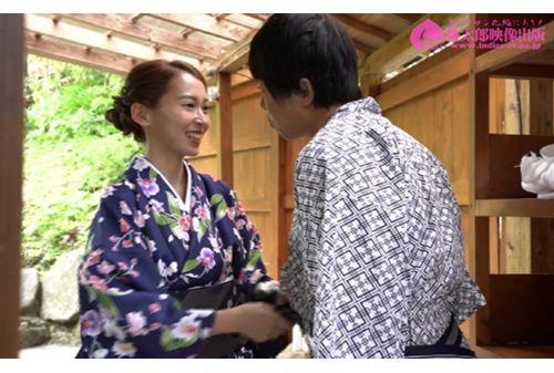 MMB-369 The Ultimate Hospitality Of A Beautiful Landlady! Welcome To The Creampie Ryokan! !! Screenshot