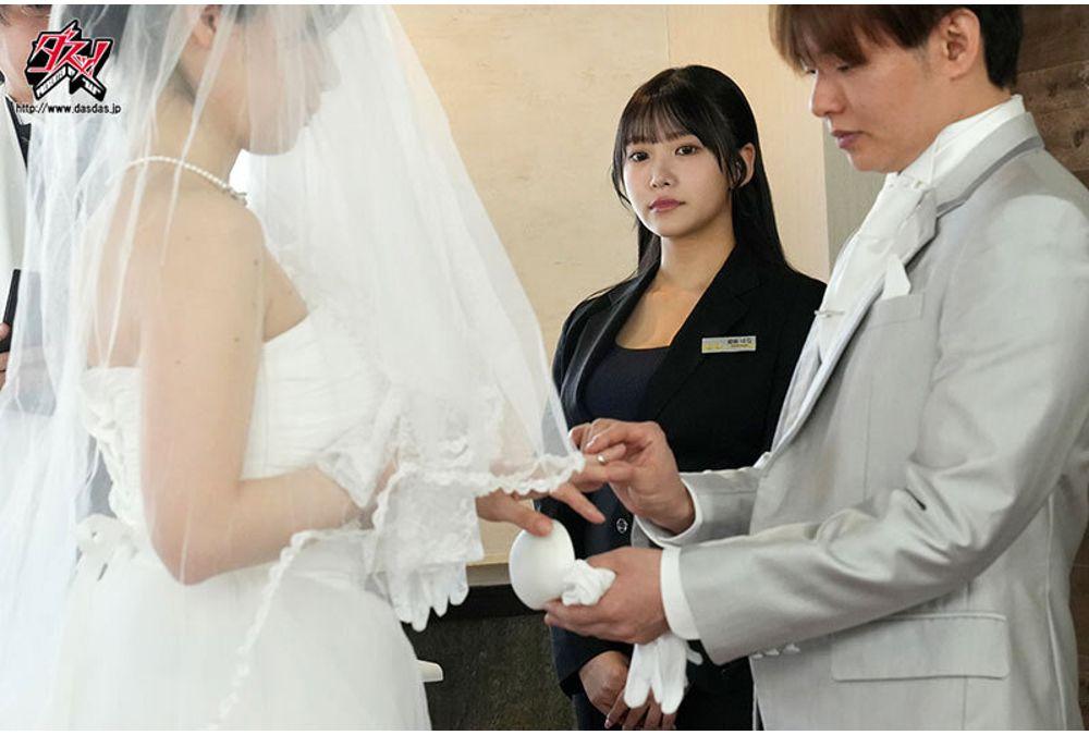 DSOD-025 [The Most Special Day Of Your Life—your Wedding—] Behind The Bride's Back, He Repeatedly Has Raw, Hardcore Sex With Her! The Perverted Wedding Planner, Himesaki Hana, Shakes Her Hips Wildly, Her Saliva Swirling Around. Screenshot 4