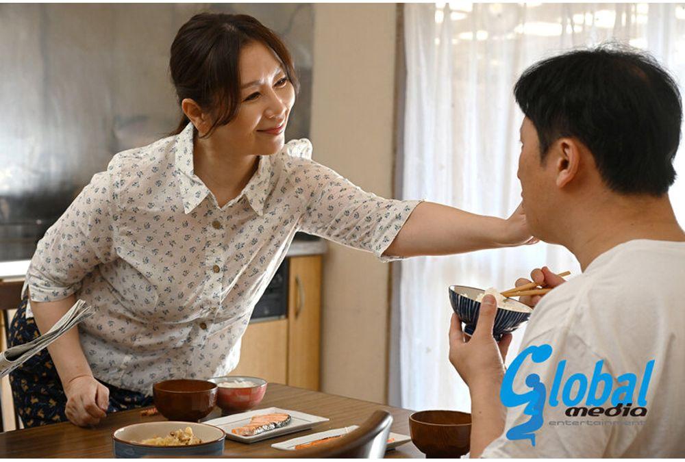 SMOM-010 Shin Abnormal Sexual Intercourse: Mother And Child In The Storehouse, Part 1: A Twisted Parent-Child Love Woven In A Sinister, Locked Room In A Rural Village - Chisato Shoda Screenshot 9