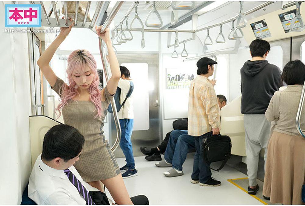 HMN-858 Appearing! Reverse Pervert Gal A Perverted Girl On A Train Who Grabs The Crotch Of A Timid-looking Man And Tempts Him Into Raw Insertion Haruhi Moka Screenshot 6