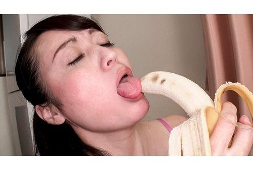 JKNK-148 Frustrated Mature Wife's Vegetable Masturbation Screenshot