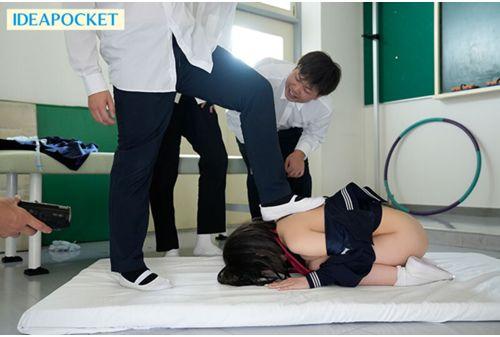 IPZZ-624 Loli Beautiful Girl Gangbang A Small Bullied Girl Who Was Hated And Passed Around By All Her Classmates. Yuna Hinata Screenshot 7