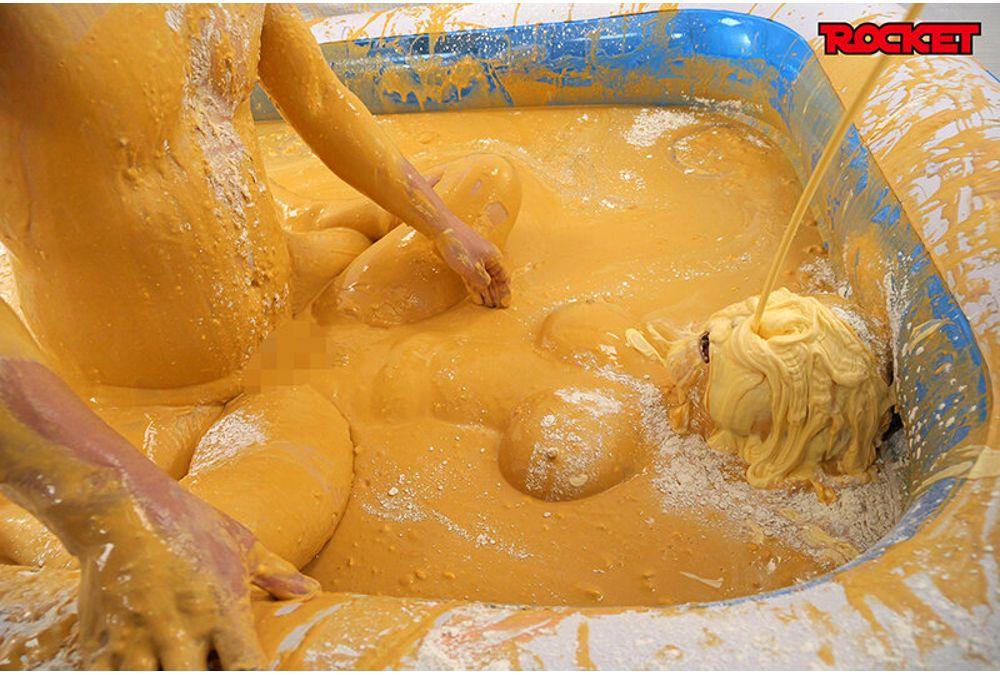 RCTD-716 ROCKET's 18th Anniversary Production: Jump Into The Muddy Pool! Wet & Messy (WAM) Human Crane Game ~Use Your Body Paint To Become A Giant Crane Game Arm And Grab A Prize!~ Screenshot 13