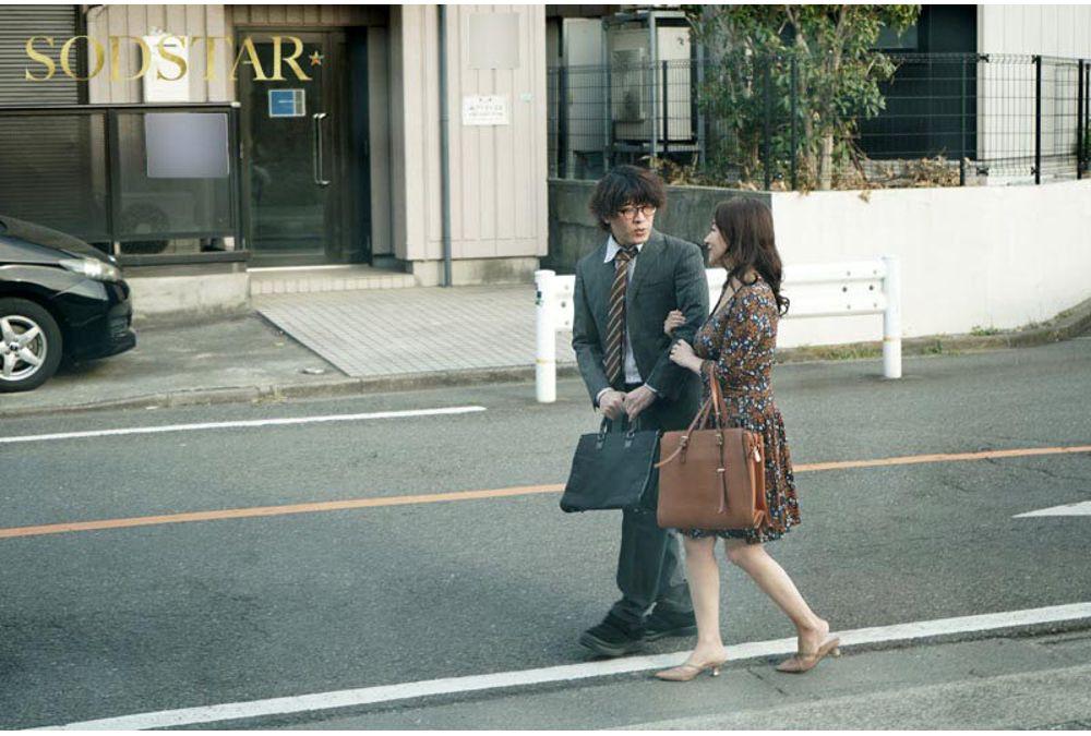 START-624 NTR During Delivery: A Newlywed Wife, Honjo Suzu, Is Assaulted In The Car While Accompanying A Married Veteran Driver On A Delivery. Screenshot 12