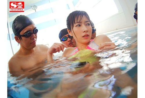 SSNI-507 Swimsuit Married Woman Saddle Unlimited Pool Molester Saki Okuda Screenshot