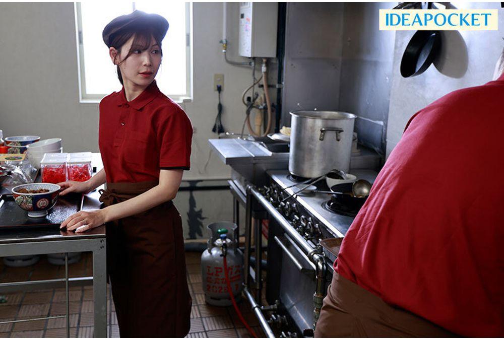 IPZZ-674 [A Realistic Non-fiction Story] Why I, A Married Woman Working At A Beef Bowl Restaurant, Became Addicted To Unfaithful Creampie Sex With A Younger Student Who Saw Me As A Woman - Tsumugi Akari Screenshot 8