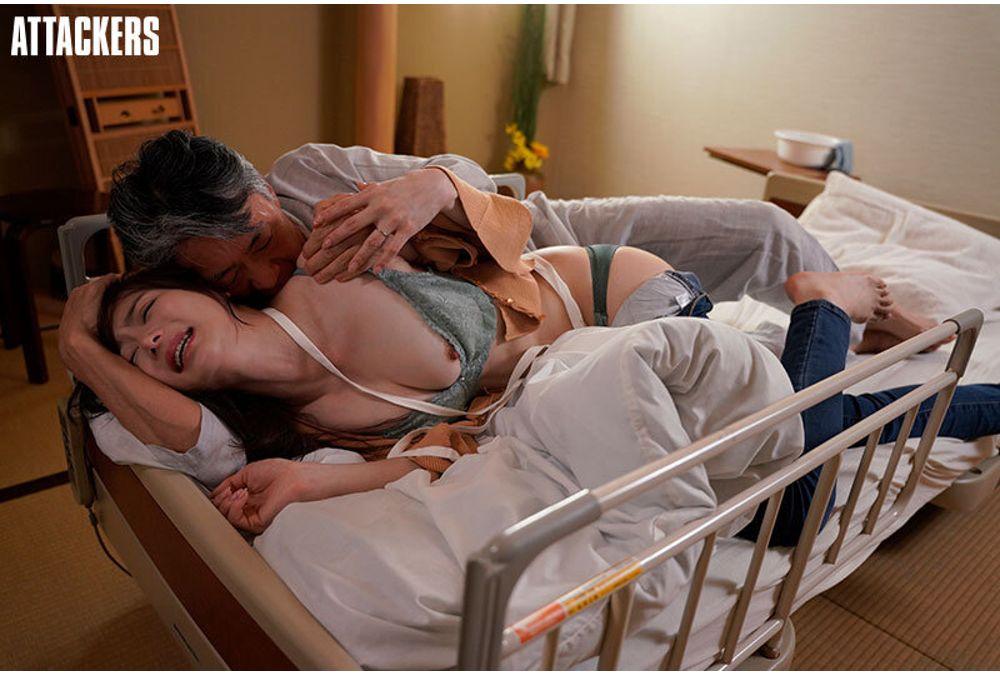 ATID-686 A Toxic Daughter-in-law, Exhausted From Caregiving, Curses At Her Father-in-law, But Gets Her Comeuppance, Being Strangled, Raped, And Impregnated. Screenshot 7