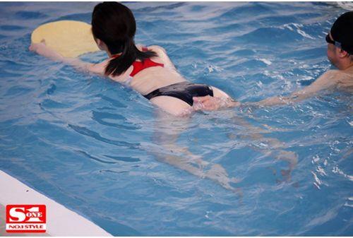 SSNI-507 Swimsuit Married Woman Saddle Unlimited Pool Molester Saki Okuda Screenshot