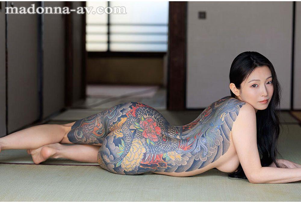 ROE-560 With This Beautiful Face And These Traditional Japanese Tattoos, She's A Dangerously Attractive Woman When She Takes Her Clothes Off. Izuna Inami, 43 Years Old, A Married Woman With A Dragon Tattooed On Her Back, Makes Her AV Debut. Screenshot 6