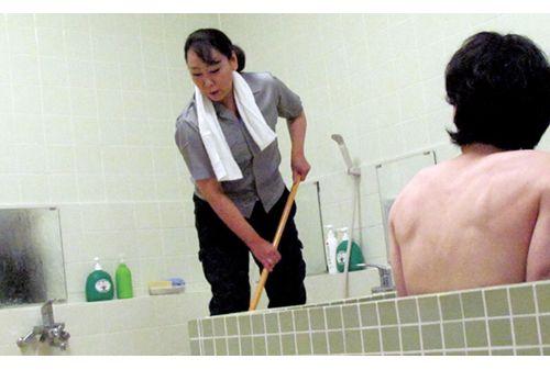 SPZ-1156 If I Take Out My Dick And Ask The Cleaning Lady To Help Me Jerk Off, How Far Will I Go? Screenshot 13