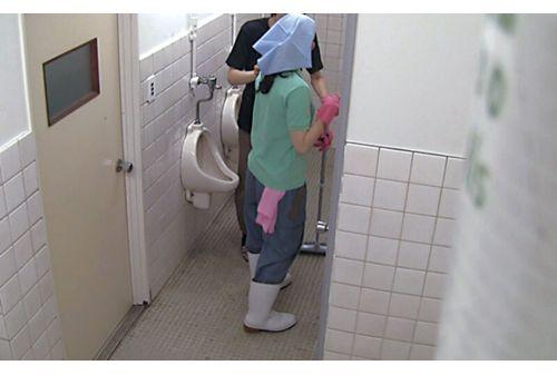 ERDM-124 (Why Is There A Slut In A Place Like This?) An Unexpected Encounter! A Public Toilet Where Lewd Aunties Lurk! When I Tried To Pee, I Was Molested By Her... 4 Hours Screenshot