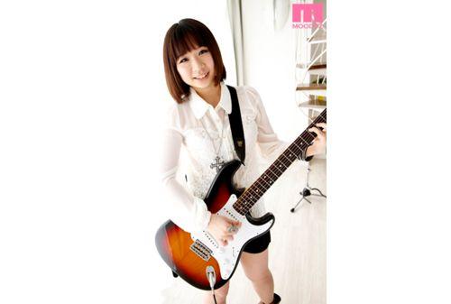 MIGD-514 18-year-old Virgin Loss Yanagihara Shiho You've Been To Tokyo With The Aim Rock Musician Screenshot