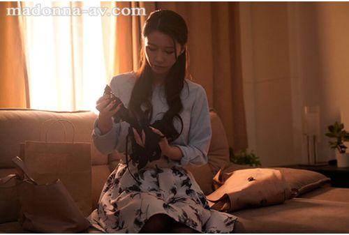 JUR-375 Immoral Cuckold Theater Room: A Faithful Wife Defiled By The Ugly Meat Sticks Of Vulgar Men. Ryo Aiyumi Screenshot 7