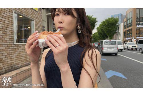 MEYD-858 Newcomer Wants To Do Something That Can Only Be Done Now, When She's The Brightest, Making Her AV Debut As A Jewelry Sales Married Woman! ! Yui Maino Screenshot 9