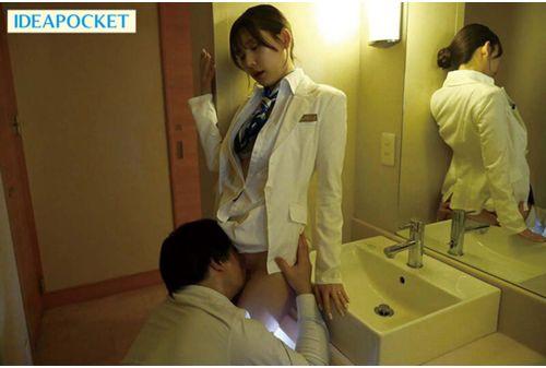 IPZZ-367 Quick Sex Before Check-out. I Seduced The Beautiful Married Hotel Staff Member Who Came To Make The Bed And Made A Move On Her... "Apparently She's Sexually Frustrated." Tsumugi Akari Screenshot