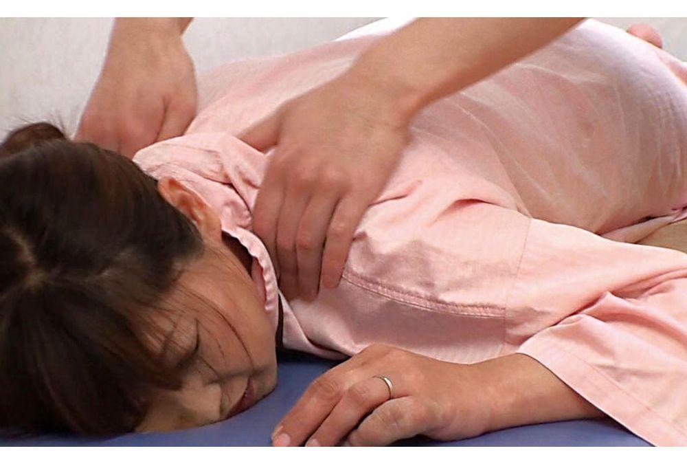 ERDM-212 4 Hours Of Erotic Massage That Makes A Housewife Climax Against Her Will, With Her Husband Between Her And Her By A Curtain Screenshot 13