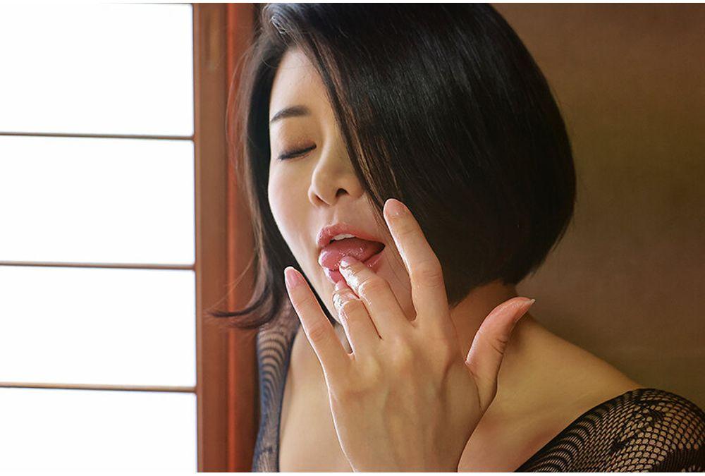 FWTR-031 "Is It Okay If I Just Watch?" A Voluptuous, Seductive Mature Sex Monster, Yuuri Tsukikawa, Devours The Sweaty Cocks Of Delivery Men Who Visit Her Home. Screenshot 17