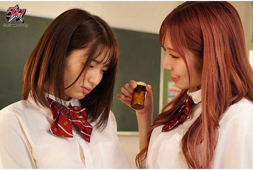 DASS-286 A Pure Honor Student Fell Into A Lesbian Relationship With A Delinquent Gal. Amiri Saito Sumire Kuramoto Screenshot