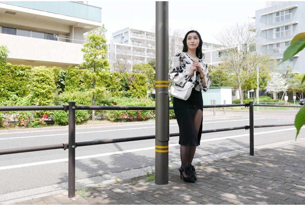 SYKH-160 "Streetwalking Wife" B-class MILF Suzu, 39 Years Old Screenshot 15