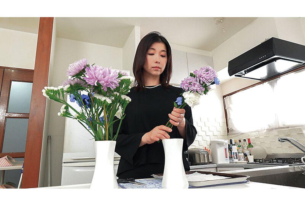 KSBJ-429 On The Seventh Day After Her Husband's Death, The Mother-in-law, Kato Tsubaki, Is Sexually Assaulted By Her Stepson And His Friend, And Becomes Submissive In Front Of The Portrait Of Her Deceased Husband. Screenshot 18