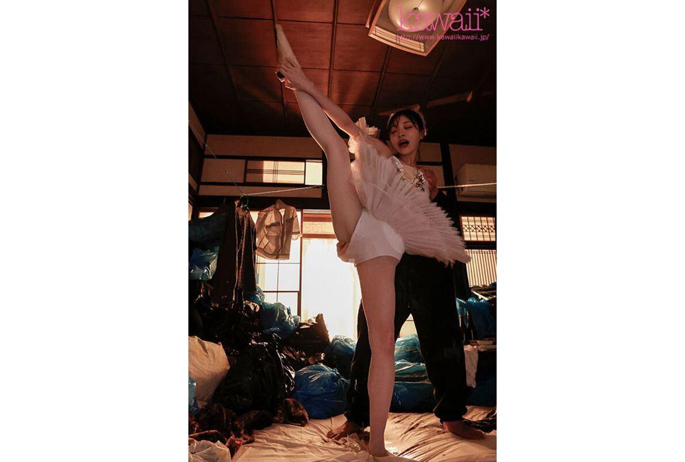 CAWB-044 The Tragic Fate Of A Ballerina In A School Uniform, Impregnated After A Middle-aged Man With A Foul Odor Ravaged Her Body In His Neighbor's Garbage-filled Apartment, Relentlessly Ejaculating 55 Times Inside Her Without Pulling Out... Screenshot 11