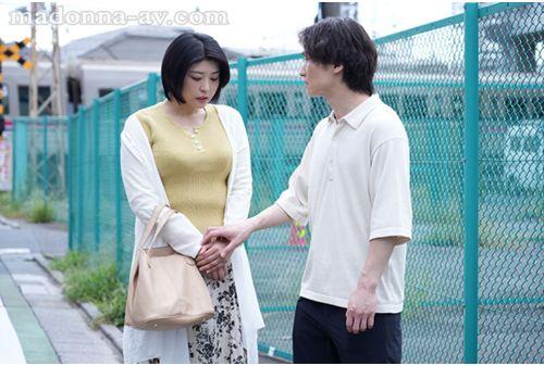 ROE-338 Would You Hold Hands With An Old Lady Like Me? ~A Mother Who Had An Affair With Her Son's Best Friend~ Miki Akai Screenshot 8