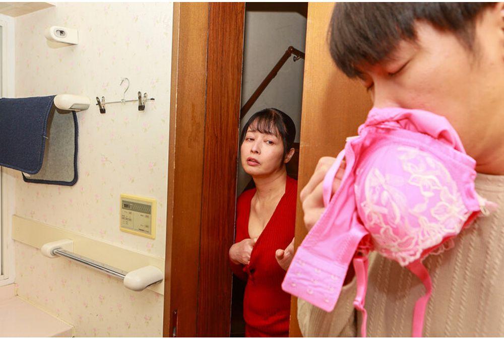 FWTR-022 "Your Mom Is Too Sexy!" Fifty-year-old Mother Megumi Suzuki Captivates Her Son's Friend With Her Defenseless, Plump, Busty Body Screenshot 18