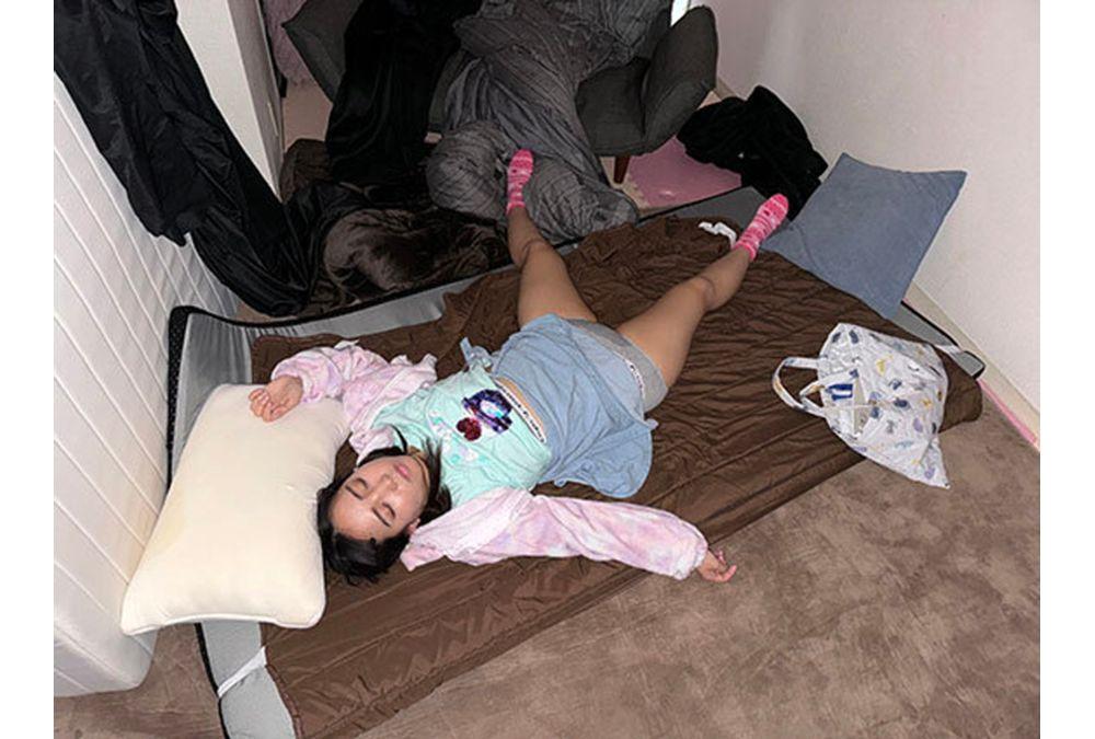 NEOS-016 A Cute Girl Who Couldn't Keep Her Promise Not To Follow Strangers Is Followed And Secretly Filmed Through A Gap In The Window, And After Tasting Her On The Train, She Is Taken Away And Raped While She Is Asleep! Impregnation Ejaculation! Beautiful Girl Sleeping Rape Special Screenshot 16