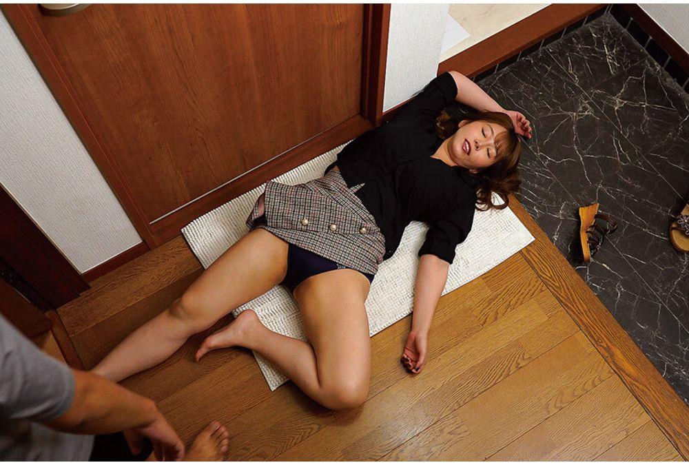UMSO-608 The Drunk Neighbor's Wife Mistook Her House For Mine!? VOL.08 Screenshot 18