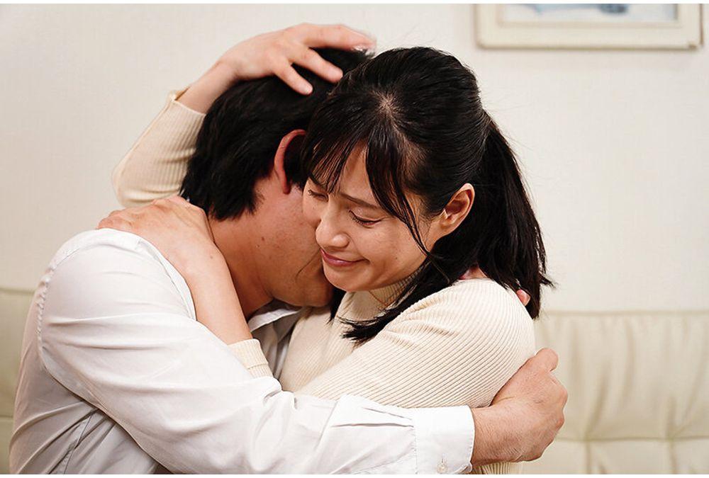 KSBJ-445 A Lustful Mother, Rieko Hiraoka, Tries To Seduce Her Son Who Doesn't Want Her To Become Independent. Screenshot 18