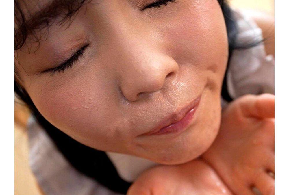 GVH-877 [First Time Drinking Urine] "I Love My Master's Pee!" Gulp, Gulp, Gulp, Convenient Urine-drinking J-type Maid Meguri Minoshima Screenshot 19