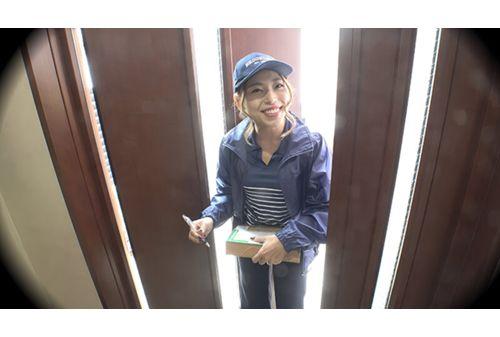 WA-562 A Part-time Delivery Wife Who Is Often Seen In The City And Is In Charge Of The Local Area. She Starts To Talk To Me While She Is Delivering! In No Time, She Gets A Stranger's Pussy! Screenshot 15