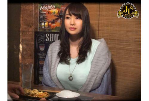 MEKO-152 “What Are You Going To Do With Drunk Aunts?” Take Away A Mature Woman Who Is Engulfing Alone In An Izakaya Overflowing With Young Men And Women And Take It Home! The Dry Body Of An Amateur Wife Who Was Greeted With Loneliness And Frustration Gets Wet! ! VOL.49 Screenshot