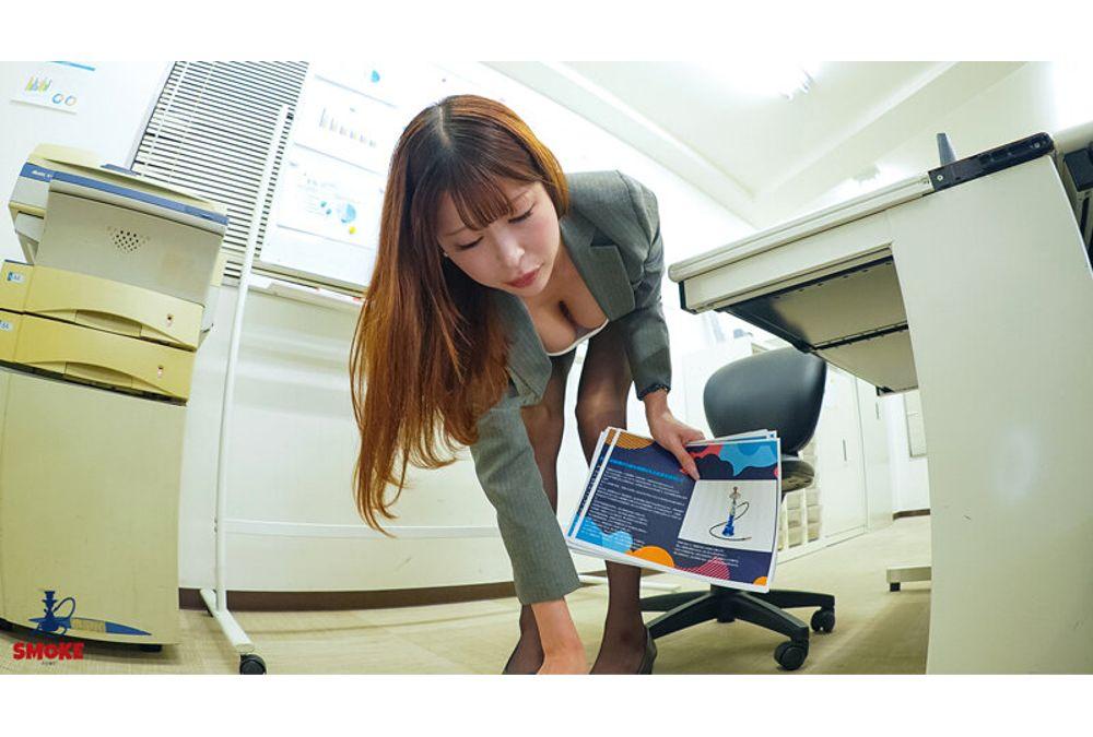 SMOK-028 [Breast Flashing Sexual Harassment] Married Busty Female Boss Miu Arioka Teases Her Young Subordinate With Her Cleavage And Plays With His Erection While They Are Alone In The Office During Overtime. Screenshot 20