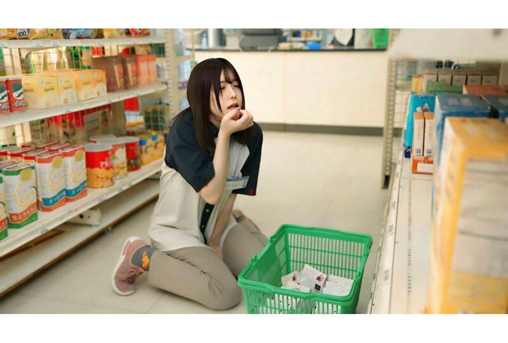 HEZ-901 I Started Working Part-time At A Convenience Store To Support My Unemployed Husband. It Was You Who Healed My Heart, Which Had Been Falling Apart Due To Our Increasingly Strained Marriage. Minase Akari Screenshot 13