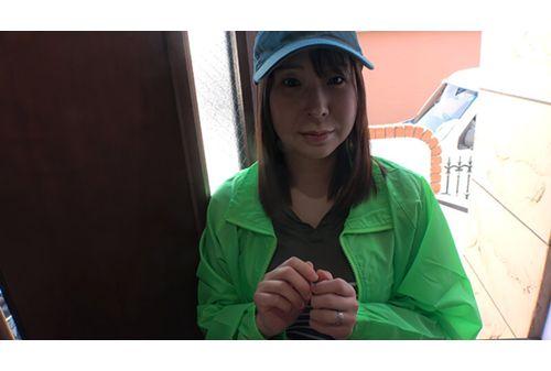 WA-562 A Part-time Delivery Wife Who Is Often Seen In The City And Is In Charge Of The Local Area. She Starts To Talk To Me While She Is Delivering! In No Time, She Gets A Stranger's Pussy! Screenshot 16