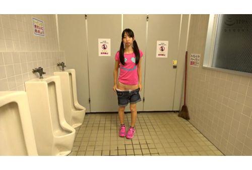 TUE-143 Tanned Beautiful Girl Toilet Obscene Recording Video Screenshot