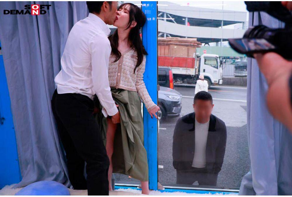 SDMM-231 The Magic Mirror Van Invites Couples Together, And They Try The Popular Quick Massage For The First Time! With Her Beloved Husband Only 30cm Away Through The Mirror, The More She Tries To Hold Back Her Moans, The More Aroused She Becomes... A Real Housewife Can't Hold Back And Has An Affair Under Her Skirt. Screenshot 11
