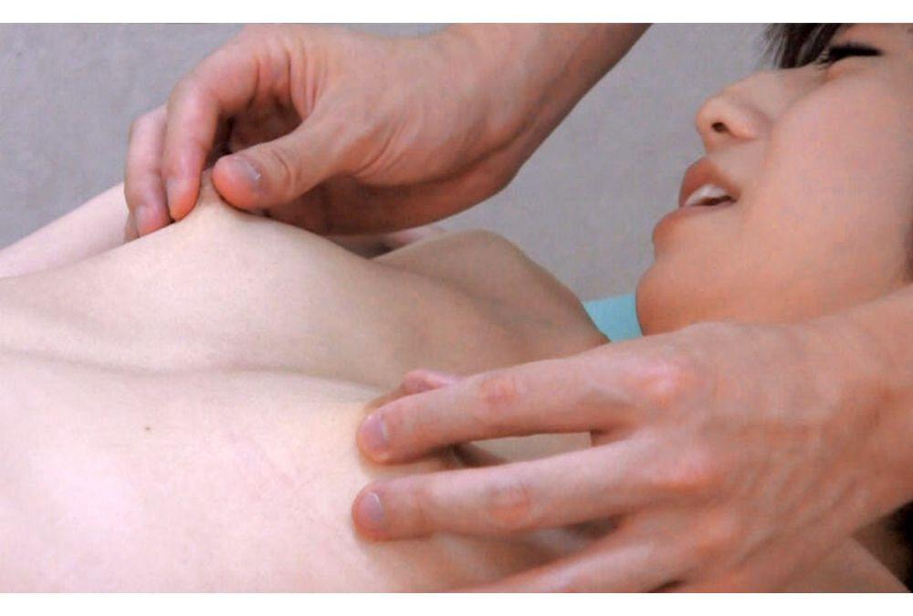 ERDM-212 4 Hours Of Erotic Massage That Makes A Housewife Climax Against Her Will, With Her Husband Between Her And Her By A Curtain Screenshot 17