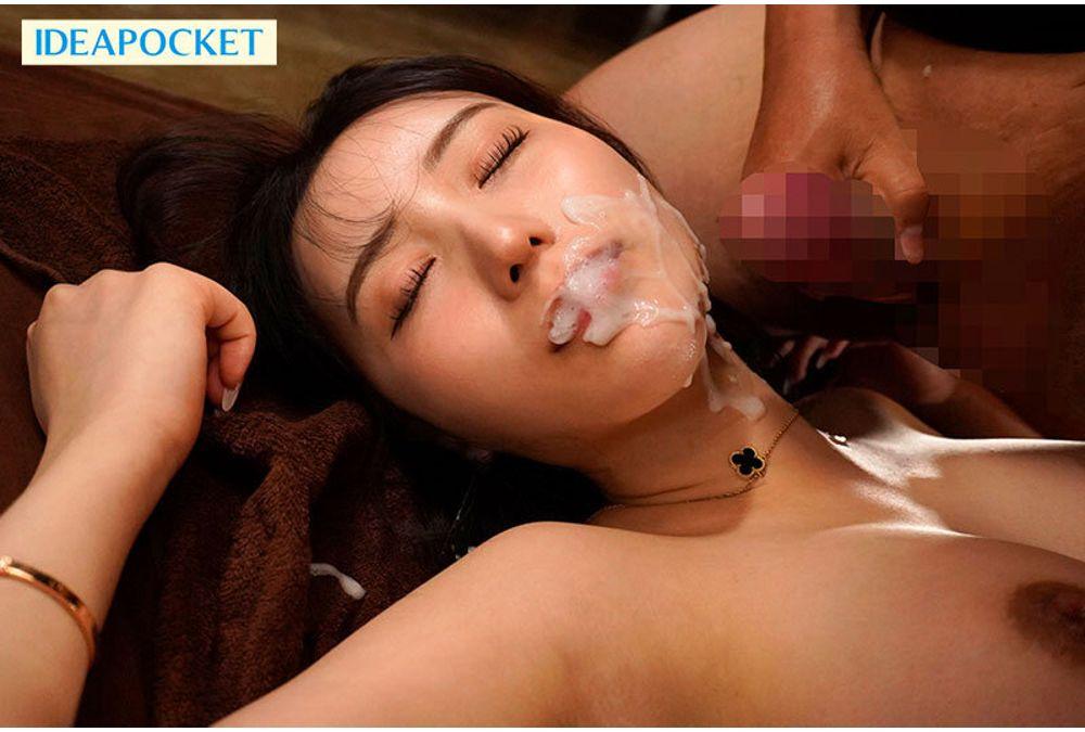 IPZZ-838 Stunning Beauty And A Middle-aged Man Engage In A Lewd, Intense French Kiss, Their Tongues And Saliva Intertwining, While Thick Semen Is Continuously Ejaculated Onto Her National Treasure-level Beautiful Face. - Mai Fujisaki Screenshot 12