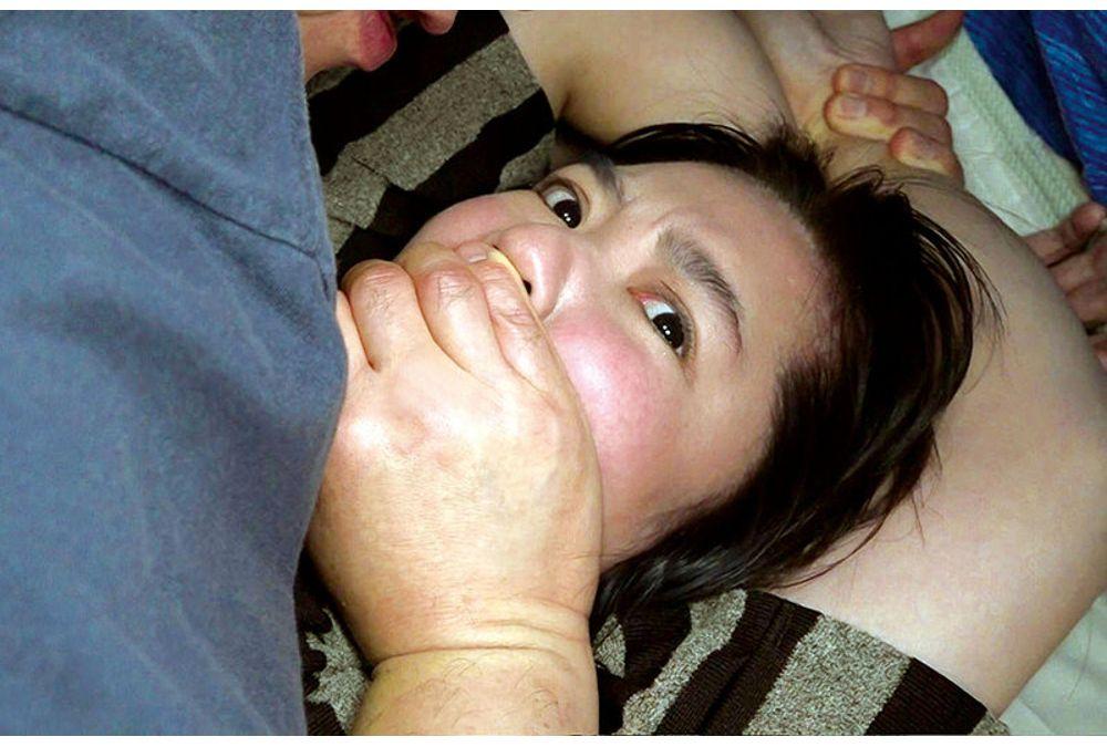 EMBZ-351 [Viewer Discretion Advised] Gang Rape Video Uncut And Unedited "Record Of Sexual Assault Crimes" Bondage And Endless Vaginal Ejaculation! Unconscious With Chloroform And Stun Gun, Personality Collapse With Aphrodisiacs The Beautiful Wife's Soft Breasts Are Relentlessly Sucked, She Writhes In Agony, Crying And Sobbing As She Continues To Be Raped, But She Submits To The Man's Penis And Falls... Yui Yasaki Screenshot 20